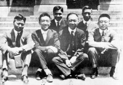 1688111397791461.jpg 陶行知(右一)与胡适(左二)等在哥伦比亚大学教学楼前合影.jpg